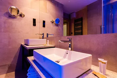 ბაღი და დასასვენებელი ადგილი სავარძლებით სასტუმრო Zalesie Mazury-ში