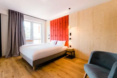 საღამოს გასეირნება ზალესე მაზურში - განათებული ხეივნები